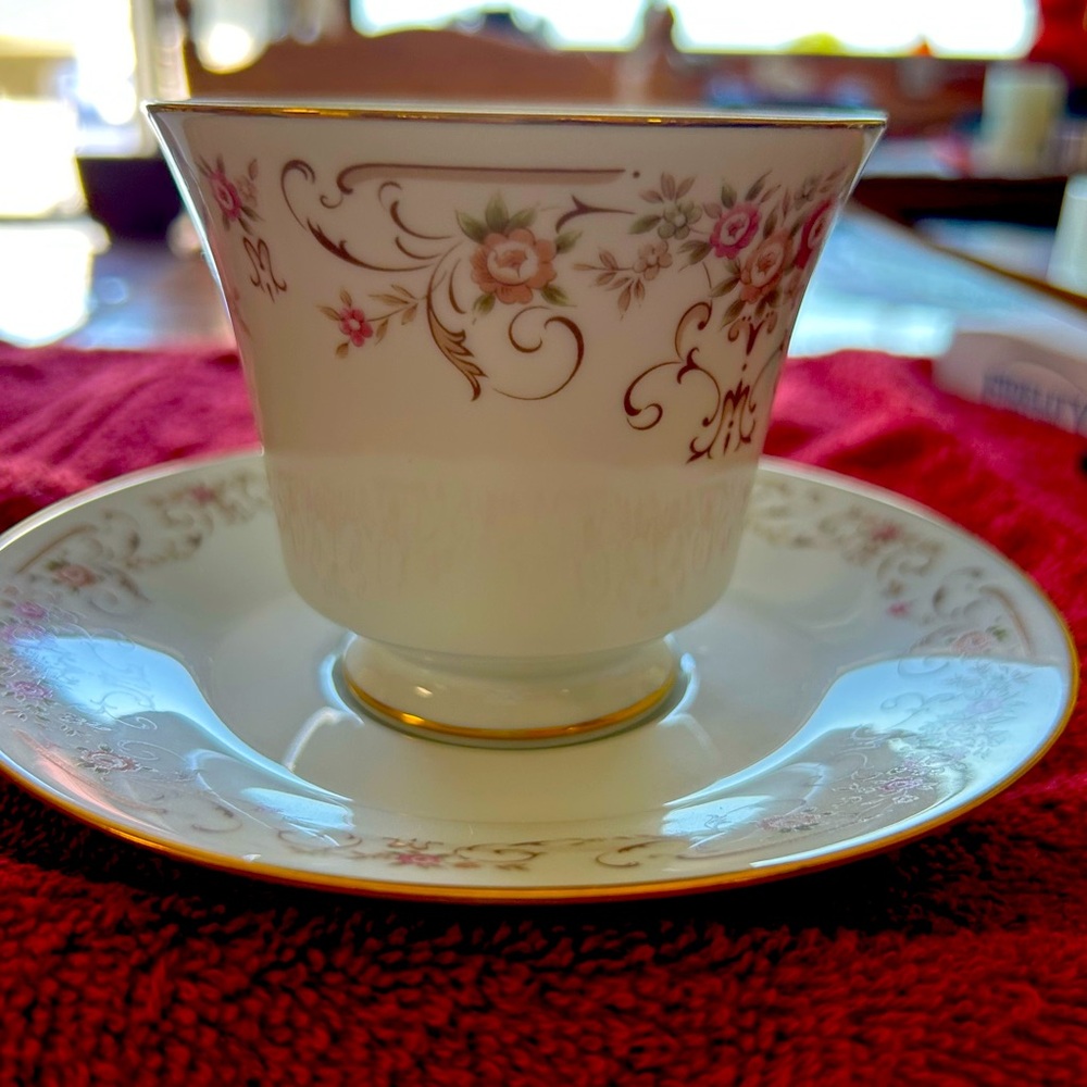 Noritake coffee cup and saucer. 16 piece set.
